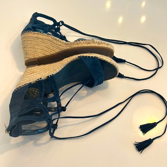 VINCE CAMUTO blue suede ankle wrap 3 1/2 inch wedges size 8.5 - Picture 2 of 7